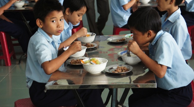 kids eating lunch